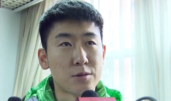 打造奢华世界《小时代》的郭敬明自己的豪宅内也是名牌成堆，LV、Gucci、Goyard各式包包和旅行袋，各类潮牌板鞋如Giuseppe Zanotti铆钉鞋 谢霆锋拒谈恋周迅传闻称单身 容祖儿吻贺张敬轩 2013-07-31 日前，歌手张敬轩以八位数天价加盟英皇签下六年合约，并向内地乐坛、电影多方面作多元化发展。