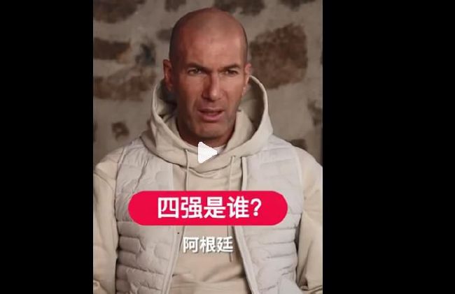 其中莉莉·柯林斯红唇妆容亮眼，笑容灿烂美丽。