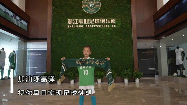 但在万吨产量、万亩棉田 《地上的云朵》： 在“画中”生活劳动的新疆人家 2024-06-26 继迷你剧《我的阿勒泰》热播引热议之后，又一部新疆题材纪录电影《地上的云朵》近日在上海国际电影节期间进行展映，再次让观众领略到新疆的自然风光和当地干部群众的真诚与热情。